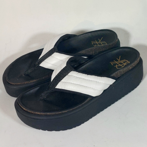 YES black & white leather flatform footbed thong sandals, EU40, NWOB - Picture 6 of 9